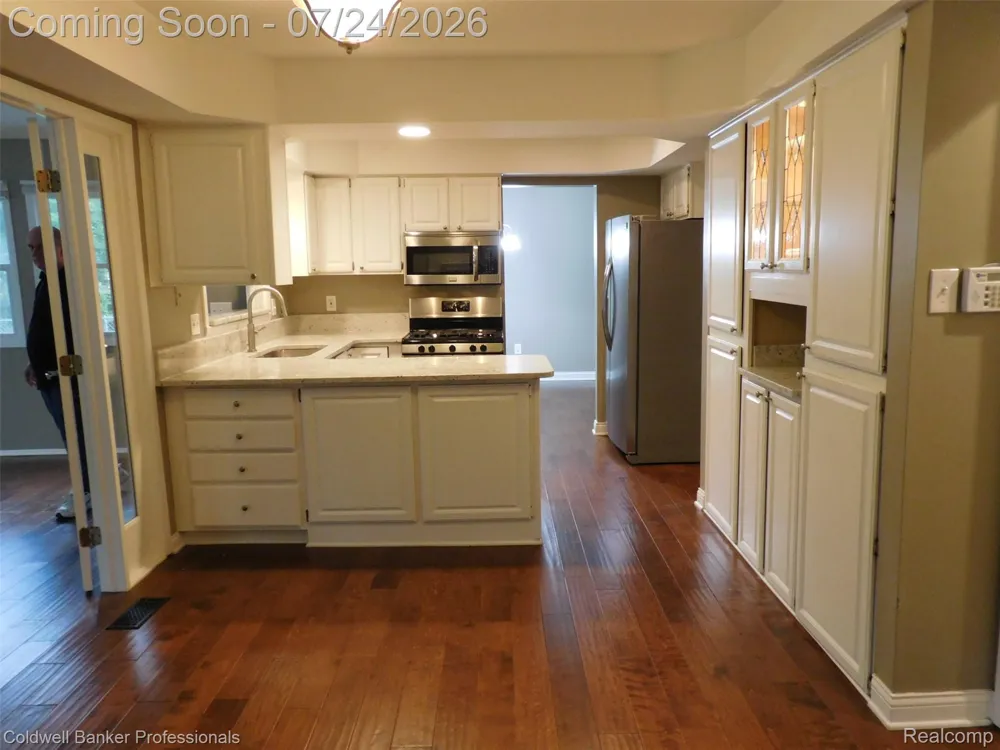 5726 MARBLE DRIVE Troy City, MI 48085