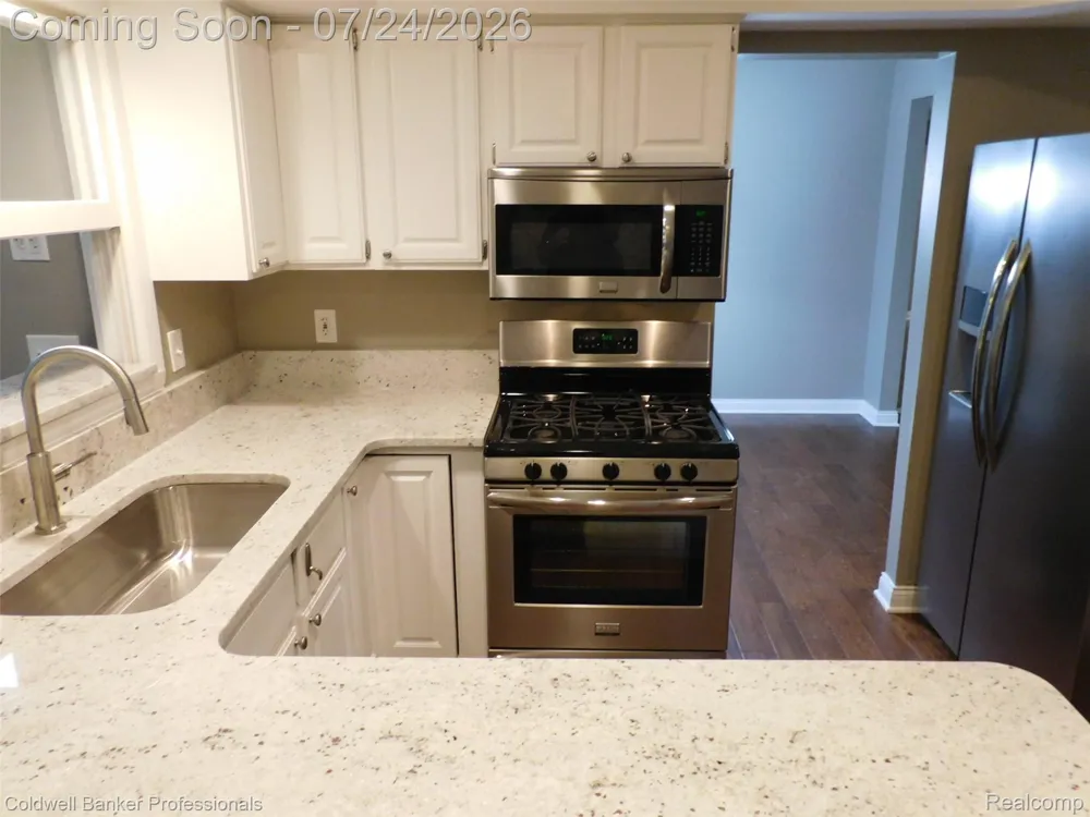 5726 MARBLE DRIVE Troy City, MI 48085
