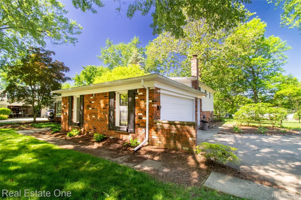 4243 FROSTWOOD COURT Troy City, MI 48098