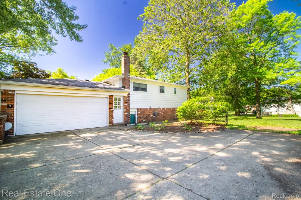 4243 FROSTWOOD COURT Troy City, MI 48098