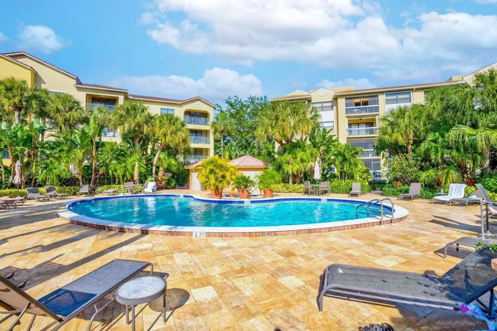 100 UNO LAGO DRIVE #402 Juno Beach, FL 33408