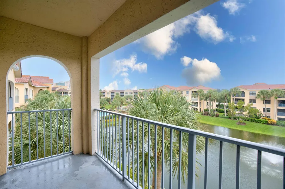 100 UNO LAGO DRIVE #402 Juno Beach, FL 33408