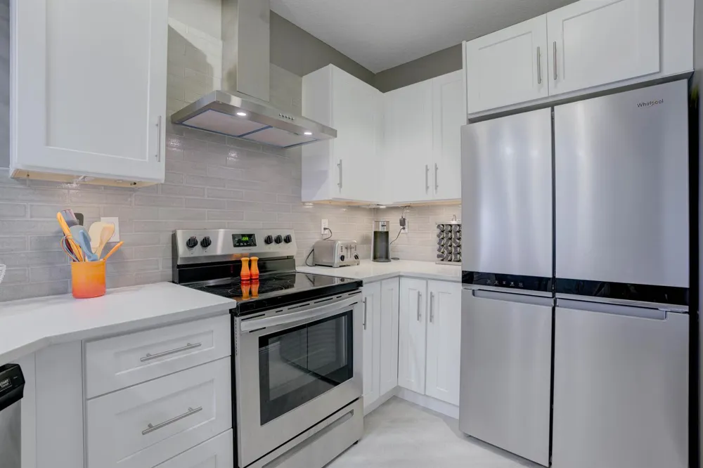 100 UNO LAGO DRIVE #402 Juno Beach, FL 33408