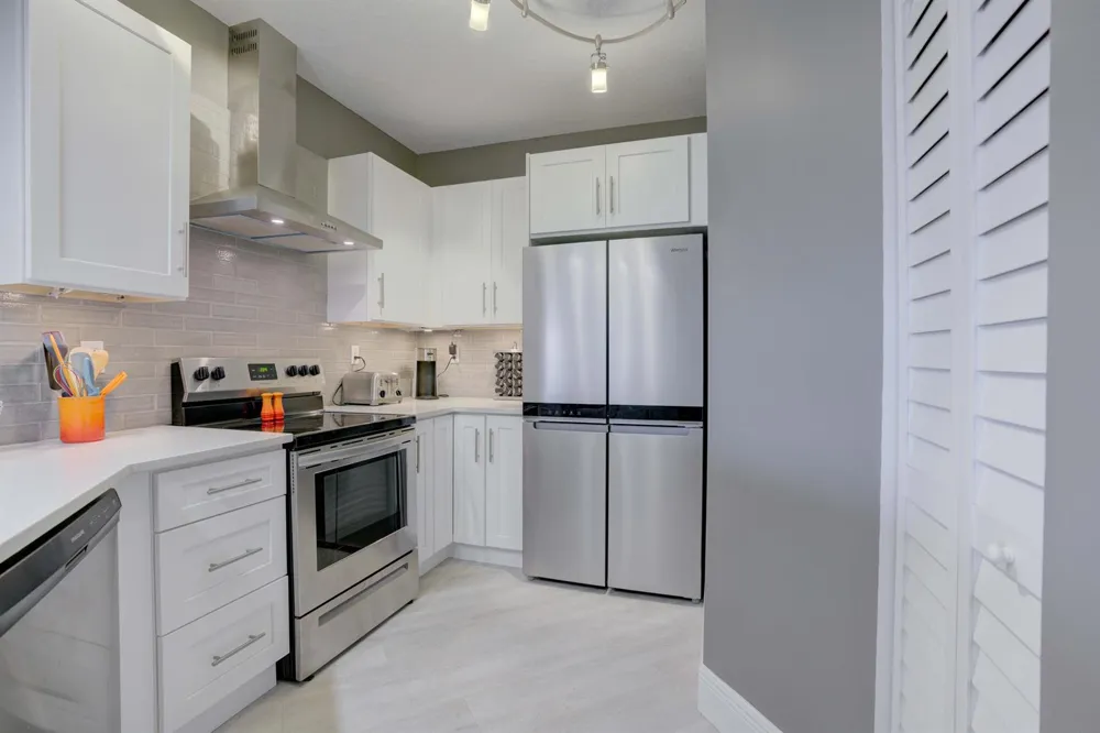 100 UNO LAGO DRIVE #402 Juno Beach, FL 33408