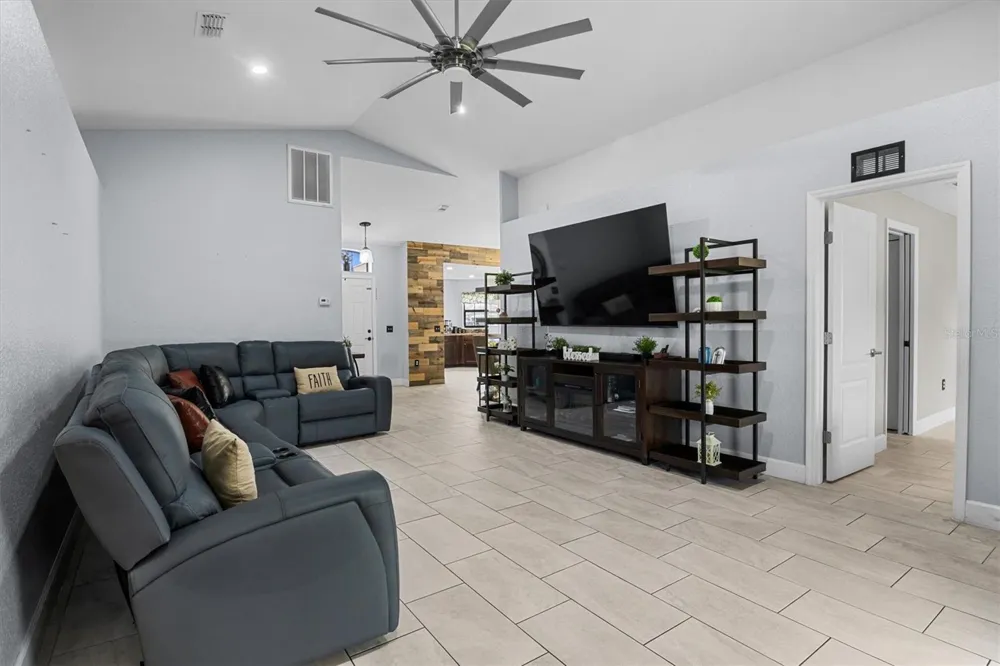 133 CROSSING DRIVE Lakeland, FL 33809
