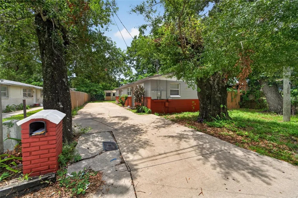 1703 E IDELL STREET Tampa, FL 33604