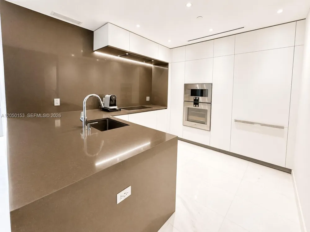 300 Biscayne Boulevard Way #2609W Miami, FL 33131