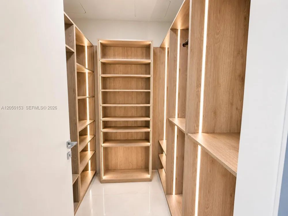 300 Biscayne Boulevard Way #2609W Miami, FL 33131