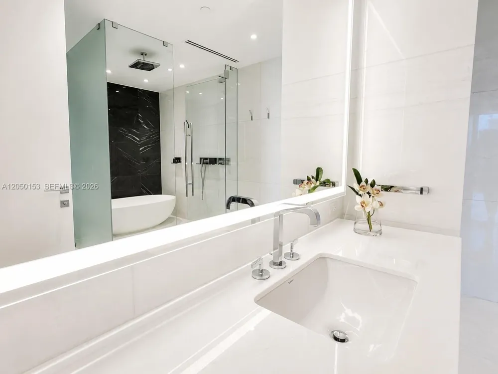 300 Biscayne Boulevard Way #2609W Miami, FL 33131