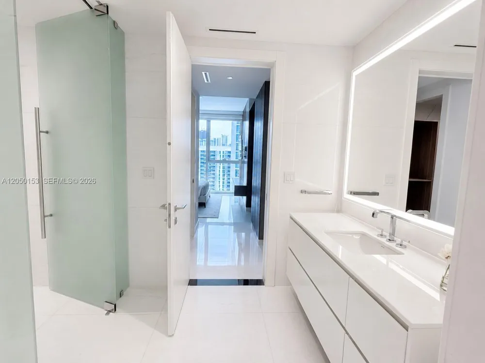 300 Biscayne Boulevard Way #2609W Miami, FL 33131