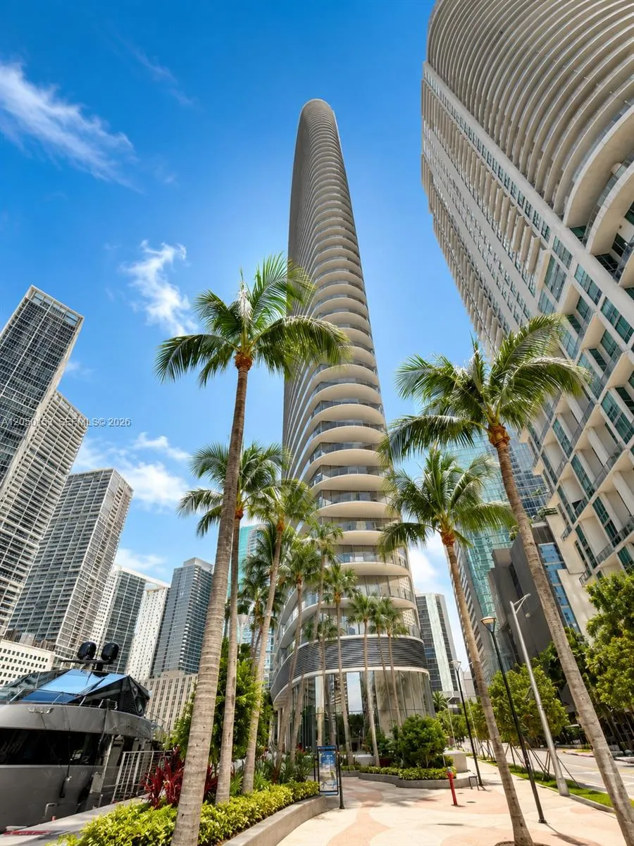 300 Biscayne Boulevard Way #2609W Miami, FL 33131