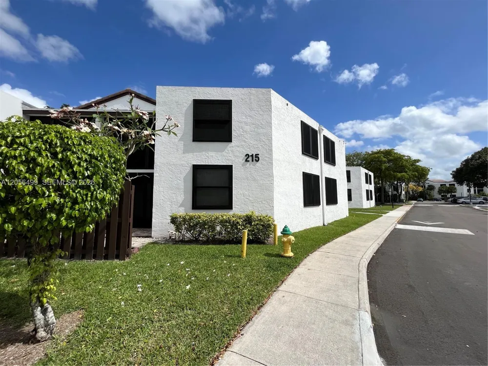 215 Lake Pointe Dr #104 Oakland Park, FL 33309