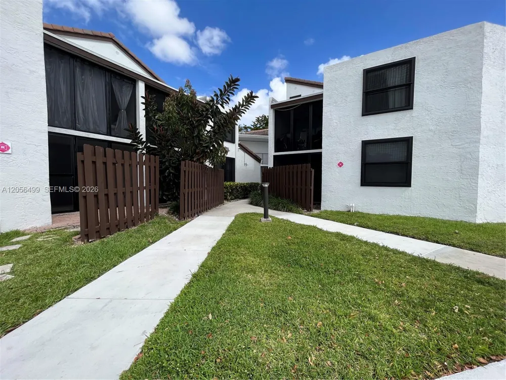 215 Lake Pointe Dr #104 Oakland Park, FL 33309