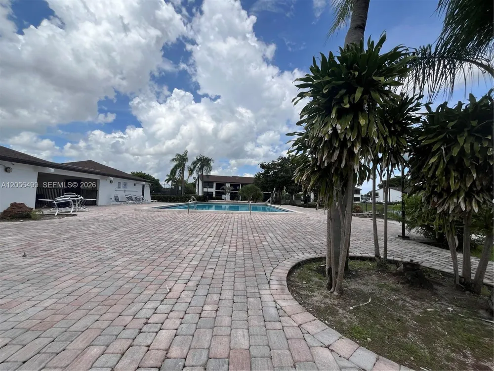 215 Lake Pointe Dr #104 Oakland Park, FL 33309