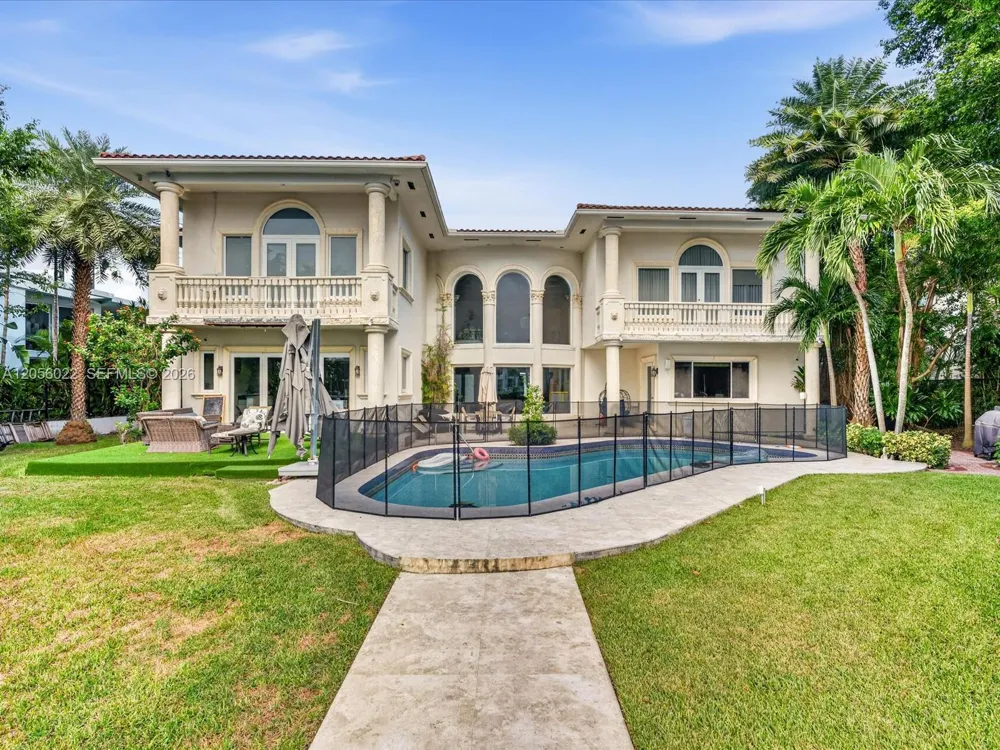 628 Island Golden Beach, FL 33160