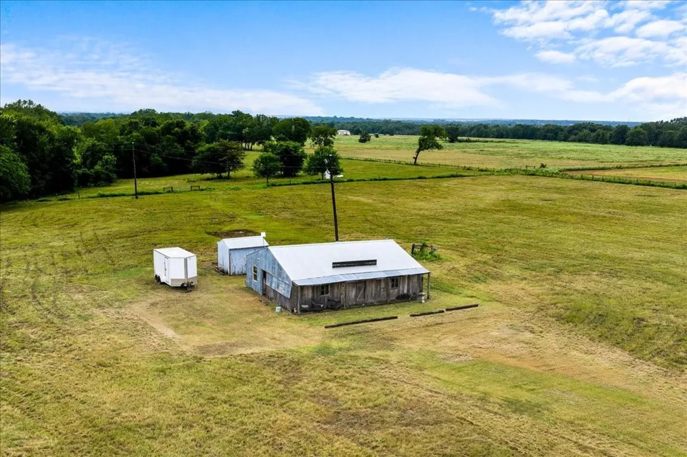 1620 E Fm 696 Lexington, TX 78947