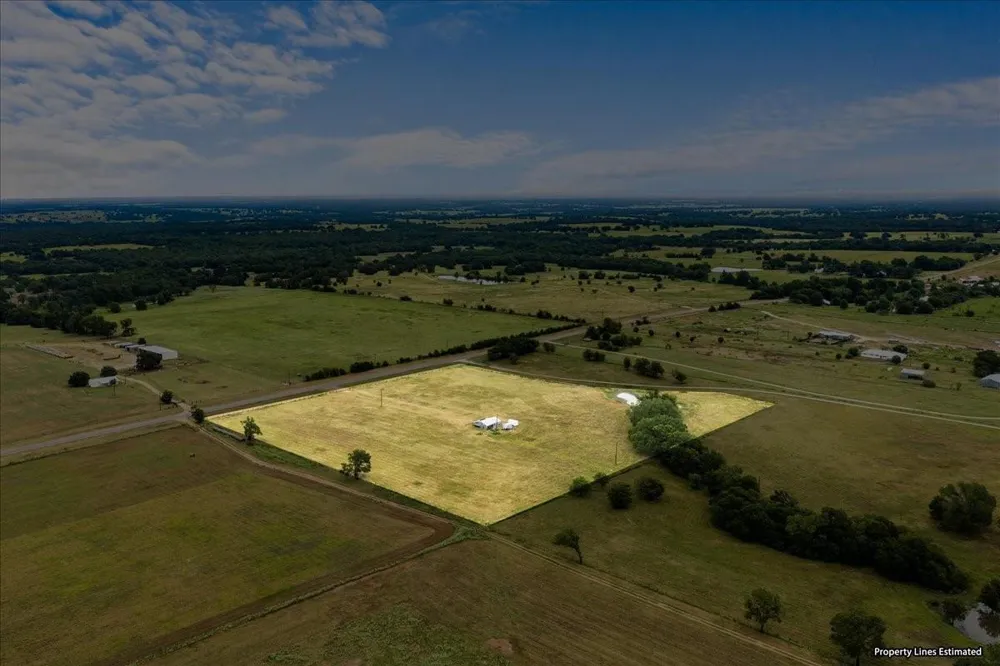 1620 E Fm 696 Lexington, TX 78947