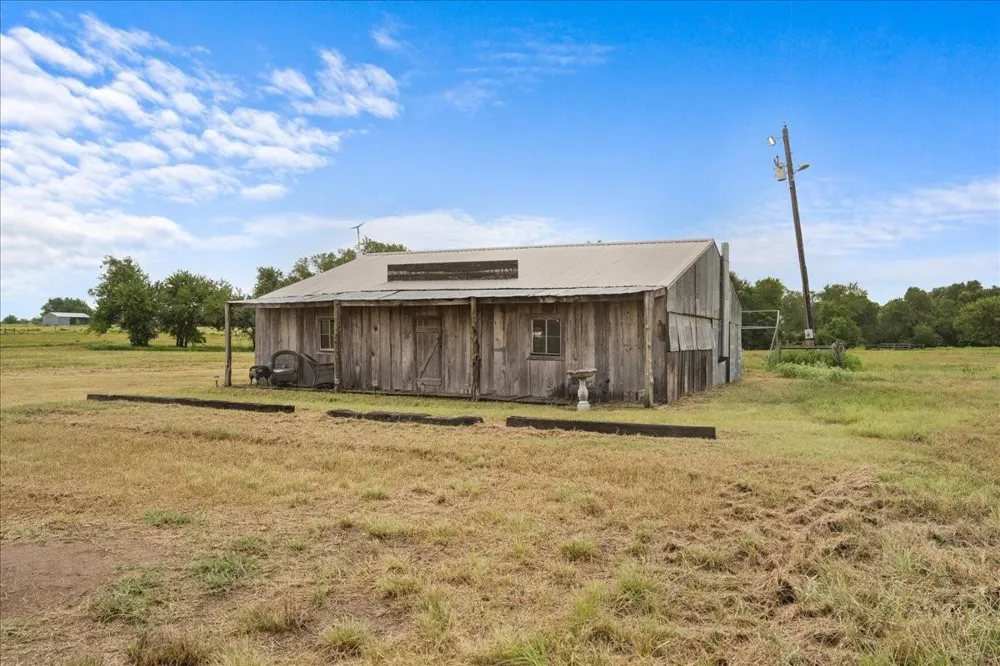 1620 E Fm 696 Lexington, TX 78947