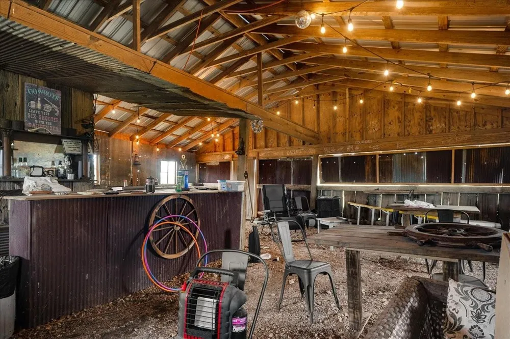 1620 E Fm 696 Lexington, TX 78947
