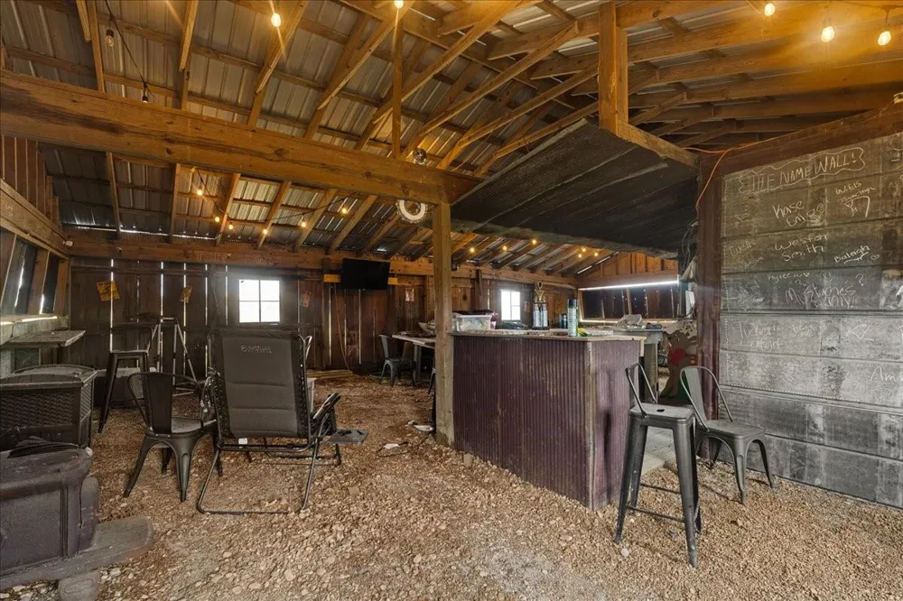 1620 E Fm 696 Lexington, TX 78947