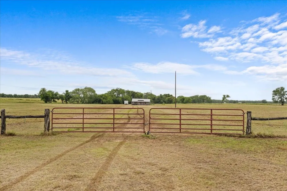 1620 E Fm 696 Lexington, TX 78947