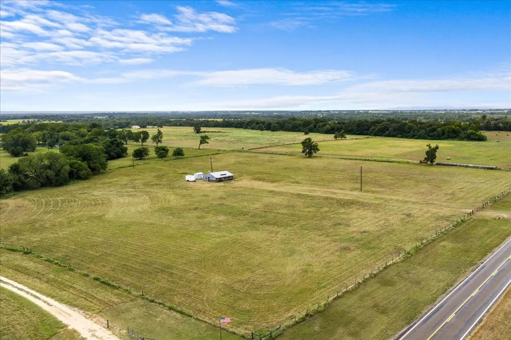 1620 E Fm 696 Lexington, TX 78947
