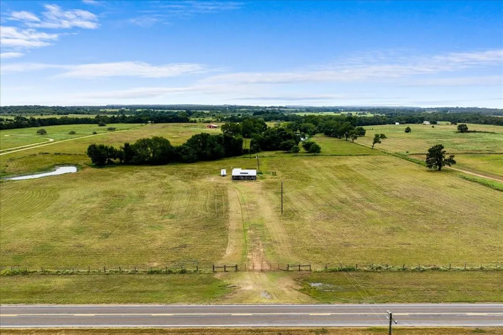 1620 E Fm 696 Lexington, TX 78947