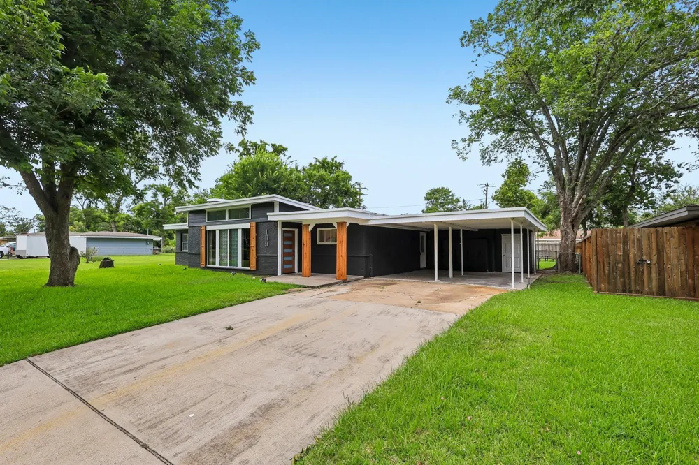 159 Oak Drive Lake Jackson, TX 77566