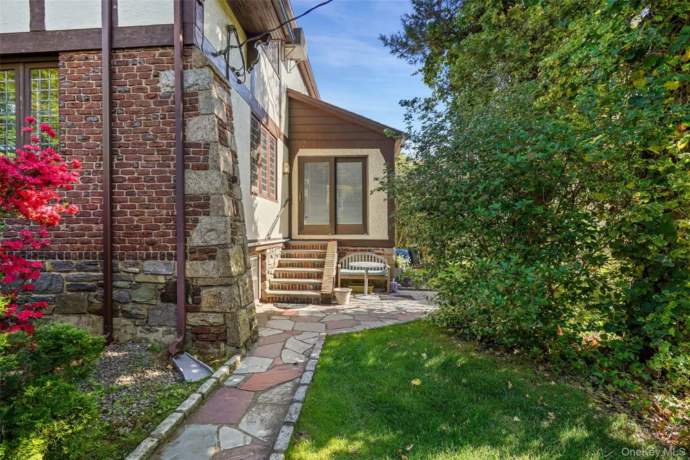297 E Devonia Avenue Mount Vernon, NY 10552