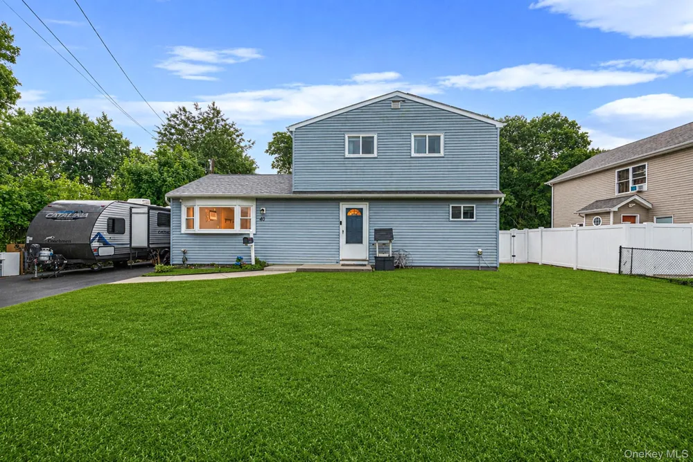 40 E Oakdale Street Bay Shore, NY 11706