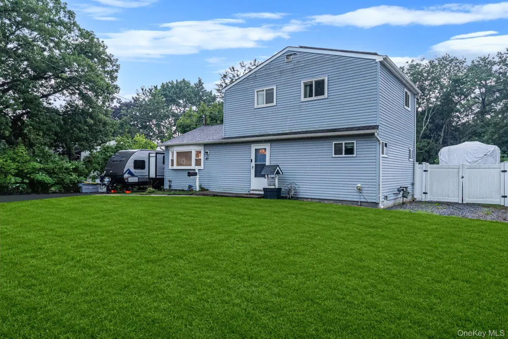 40 E Oakdale Street Bay Shore, NY 11706