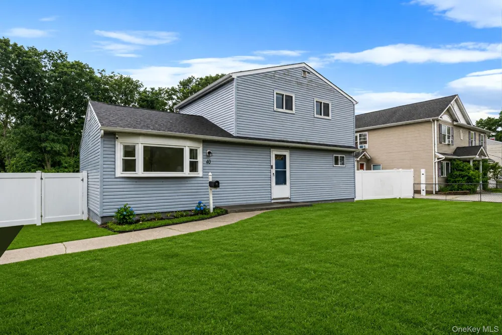 40 E Oakdale Street Bay Shore, NY 11706