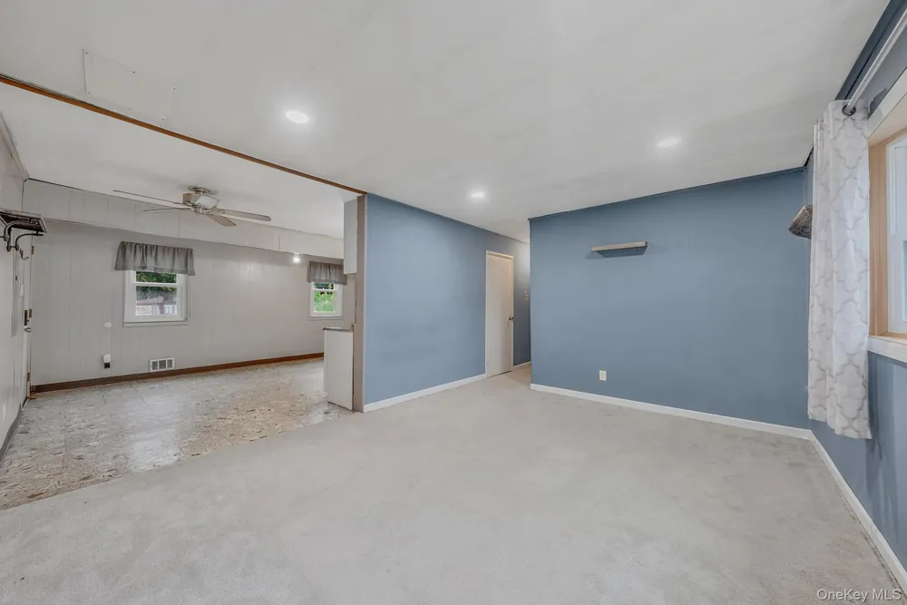 40 E Oakdale Street Bay Shore, NY 11706