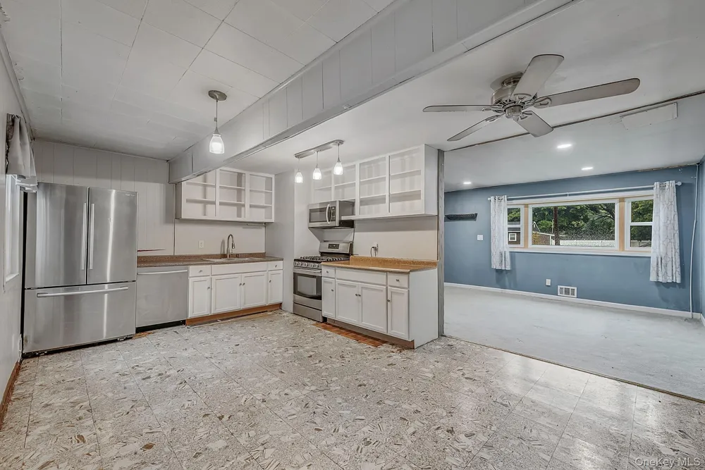 40 E Oakdale Street Bay Shore, NY 11706