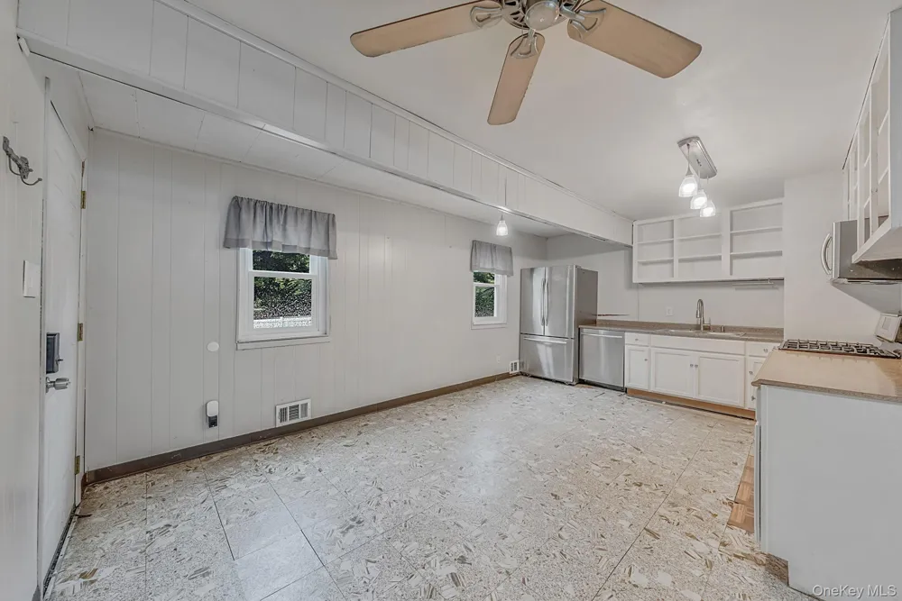 40 E Oakdale Street Bay Shore, NY 11706