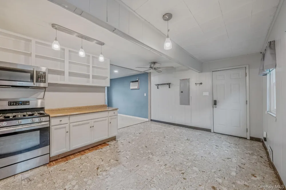40 E Oakdale Street Bay Shore, NY 11706