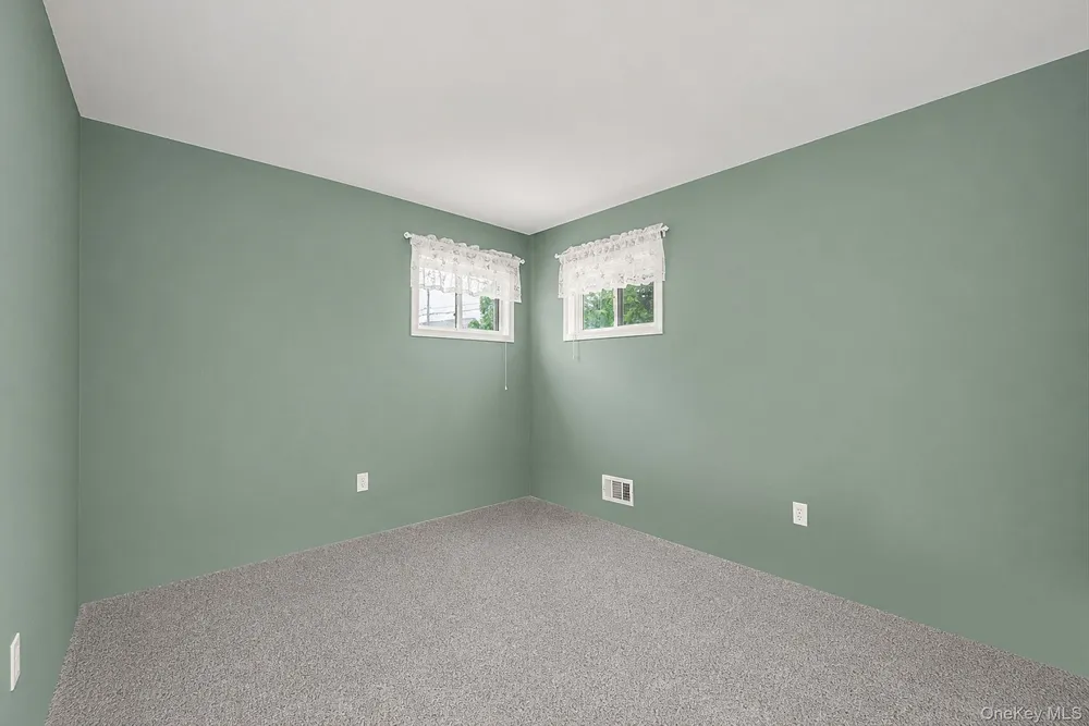40 E Oakdale Street Bay Shore, NY 11706