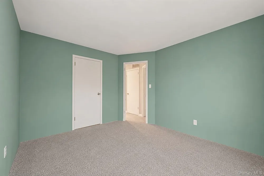 40 E Oakdale Street Bay Shore, NY 11706