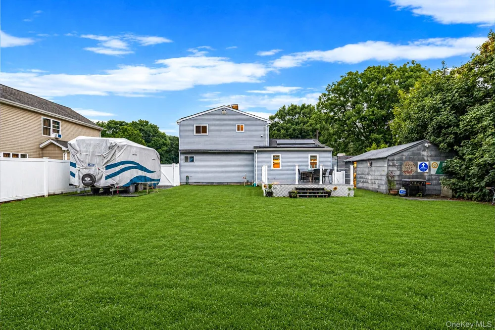 40 E Oakdale Street Bay Shore, NY 11706
