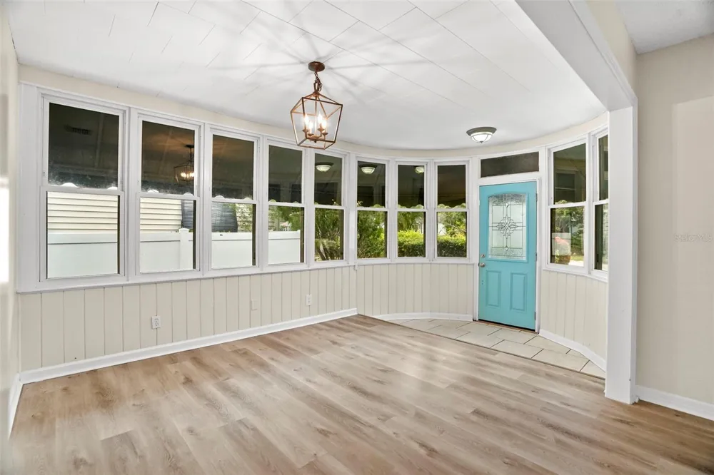 446 37TH AVENUE NE St Petersburg, FL 33704