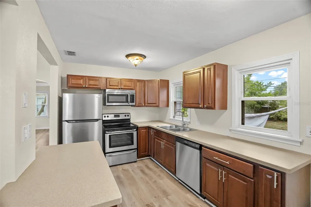 446 37TH AVENUE NE St Petersburg, FL 33704