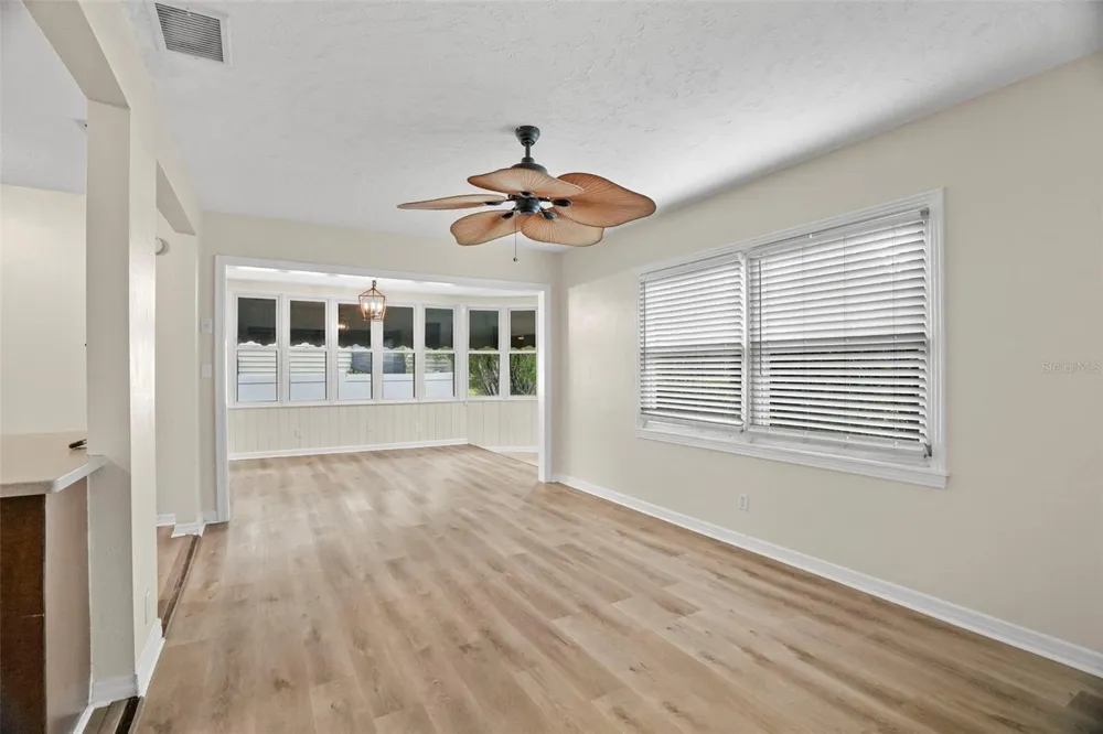 446 37TH AVENUE NE St Petersburg, FL 33704