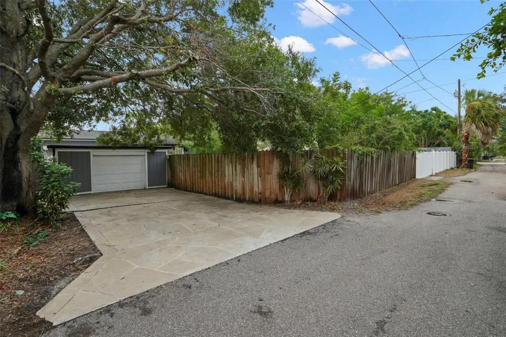 446 37TH AVENUE NE St Petersburg, FL 33704