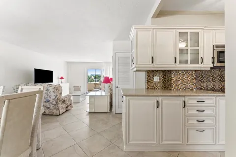 220 Kings Point Drive #210