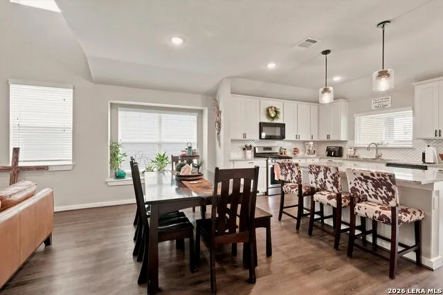 5209 Nature Path Marion, TX 78124