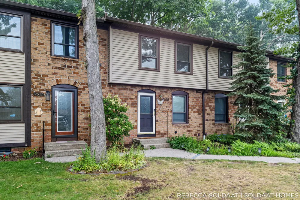 2539 Chatham Woods Drive SE Cascade Charter Township, MI 49546