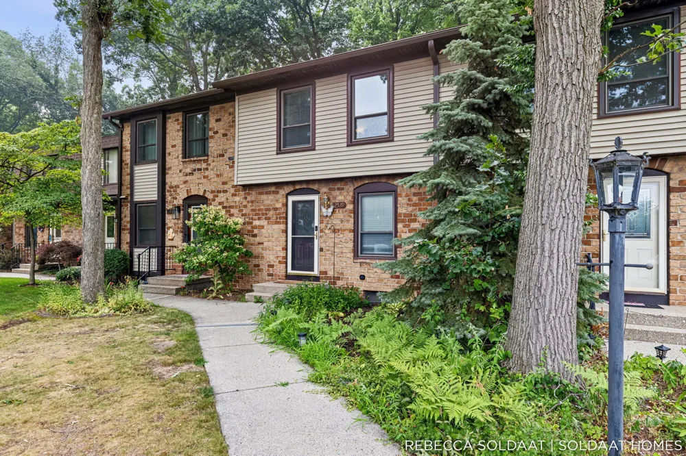 2539 Chatham Woods Drive SE Cascade Charter Township, MI 49546