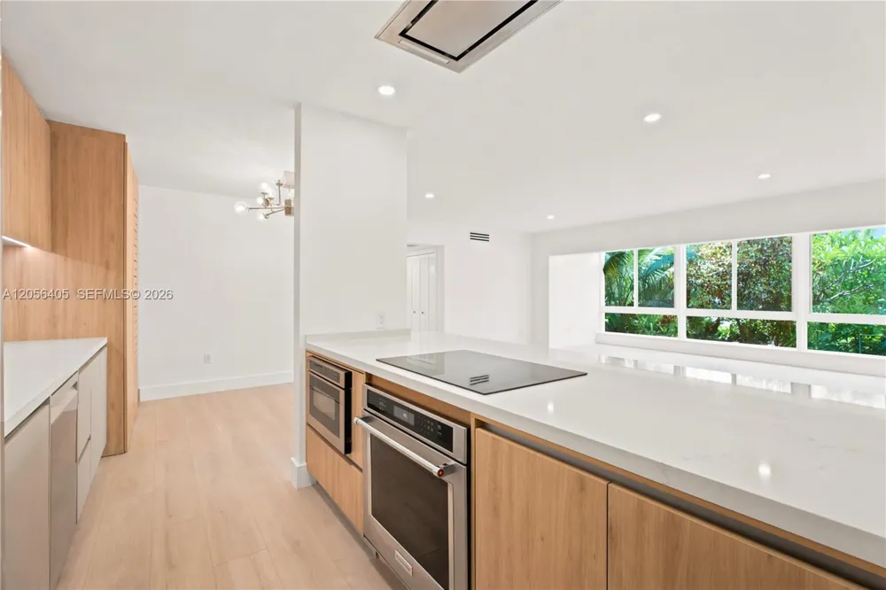 260 Sunrise Dr #E Key Biscayne, FL 33149