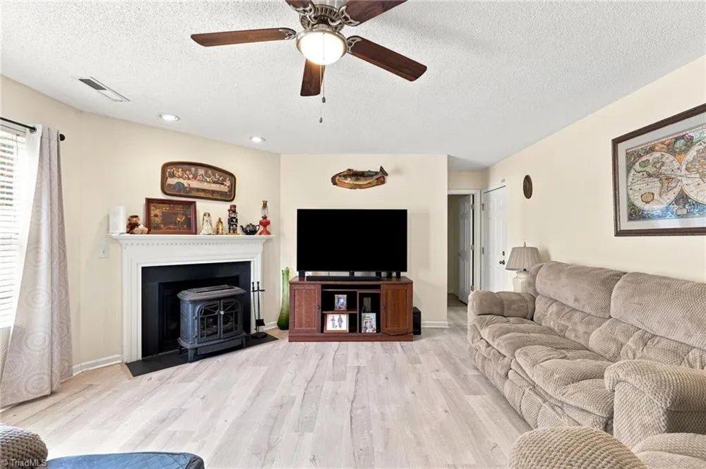 7027 Hill N Dale Drive Kernersville, NC 27284