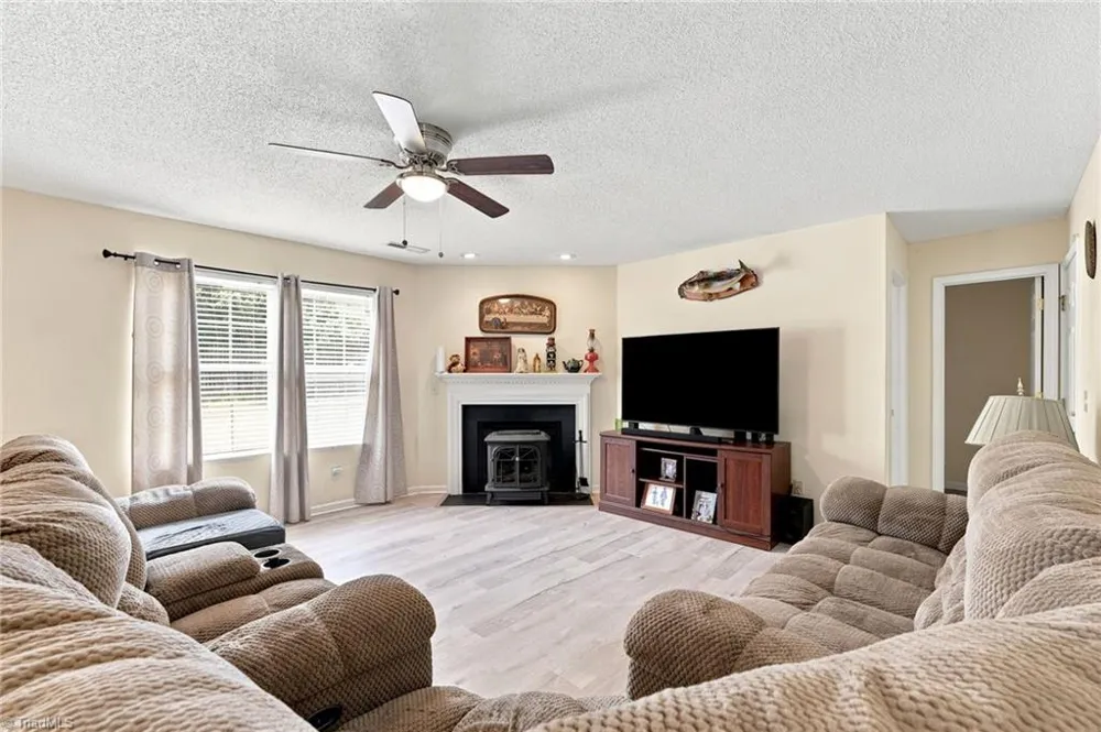 7027 Hill N Dale Drive Kernersville, NC 27284